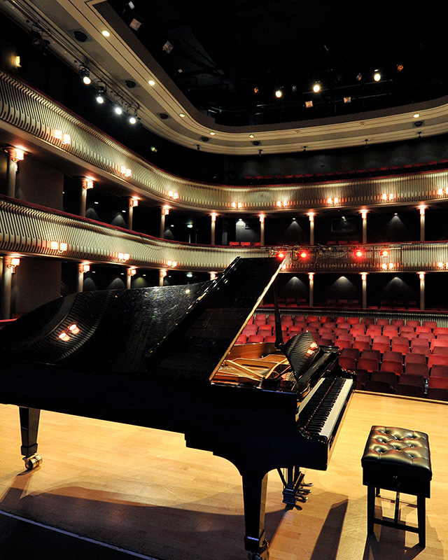Piano on stage in the H漫画's Britten Theatre
